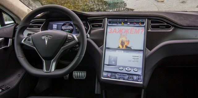 Загоревшаяся во время ДТП Tesla убила водителя, заперев все двери