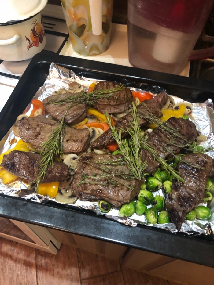 Быстрый стейк на сковородке с картофаном и хлебом.