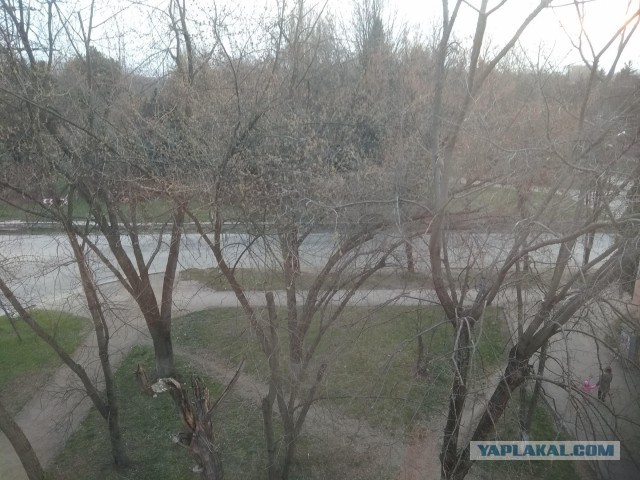 Давайте фото у кого какой вид из окна на оживленные улицы городов в настоящий момент