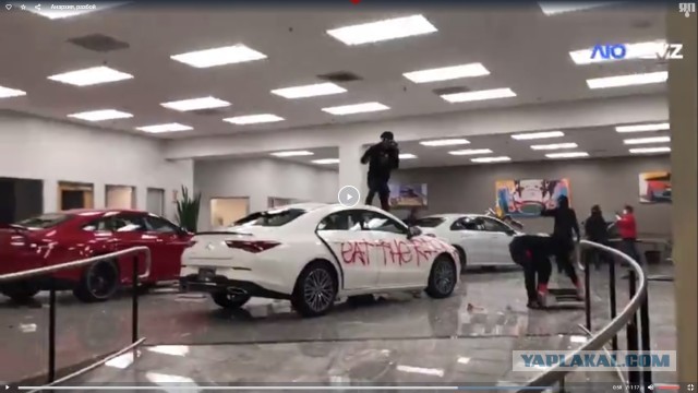 Дилерский центр Mercedes во время протеста в Окленде