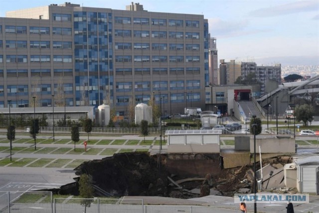 На месте взрыва у больницы в Неаполе образовалась огромная воронка