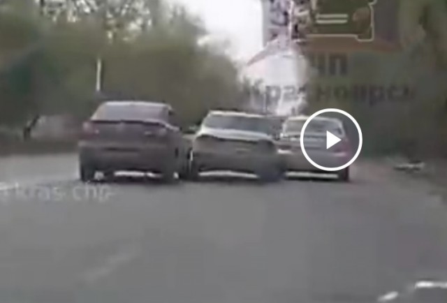 Мамин гонщик из Красноярска при игре в шашки совершил ДТП, отправив "Мазду" на встречку, а затем спокойно уехал с места происшествия