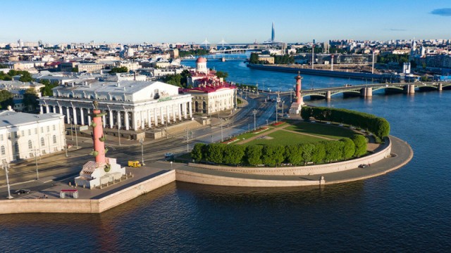 Что это за красные колонны в Петербурге?