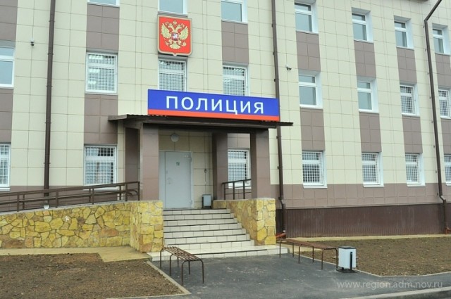 На здании полиции в Новой Каховке в Херсонской области повесили российский флаг