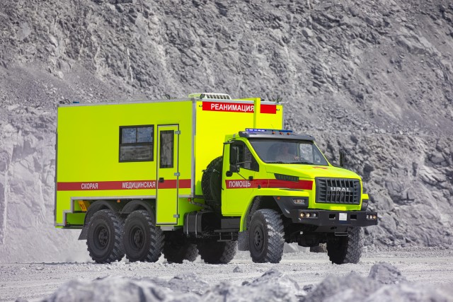 «Урал» сделал лучшую скорую помощь для российской глубинки. С огромными колесами и мотором мощность 300 л.с.