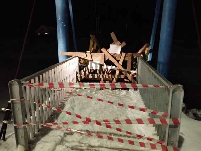 В карельской деревне Судалица обрушился пешеходный мост, который только в июле отремонтировали за 8,2 миллиона рублей