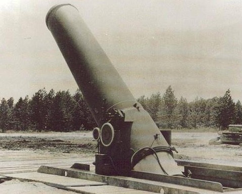 Одновременно самый КРУПНЫЙ калибр среди арт-систем - 914мм и самый медленный полет снаряда!