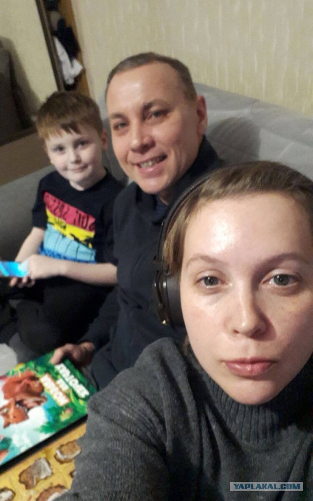 Интересно что за пацан зевал и кривлялся на заднем плане во время выступления Путина?