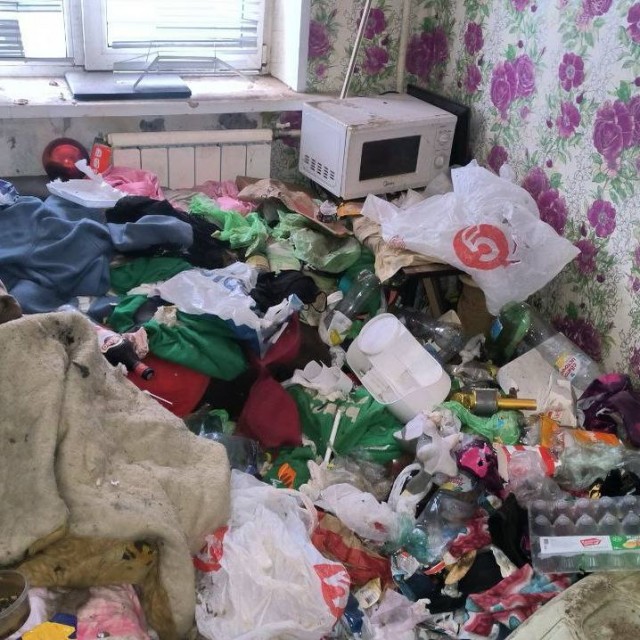 Женщина превратила съёмную квартиру в свалку — среди мусора даже нашли труп