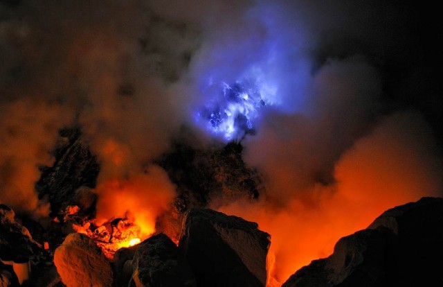 Ночной вулкан Кавах Льен