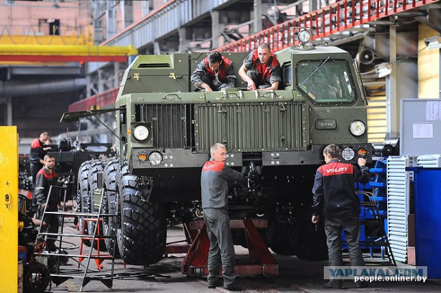Как делают тягачи: Минский завод колесных тягачей