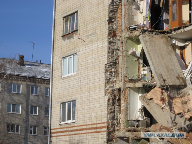 Угол пятиэтажного жилого дома обрушился в Тюмени