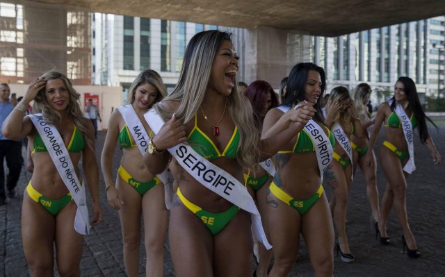 Участницы "Miss Bumbum 2015" прошлись по улице
