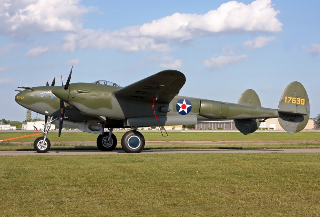 Многоцелевой истребитель P-38 «Lightning»
