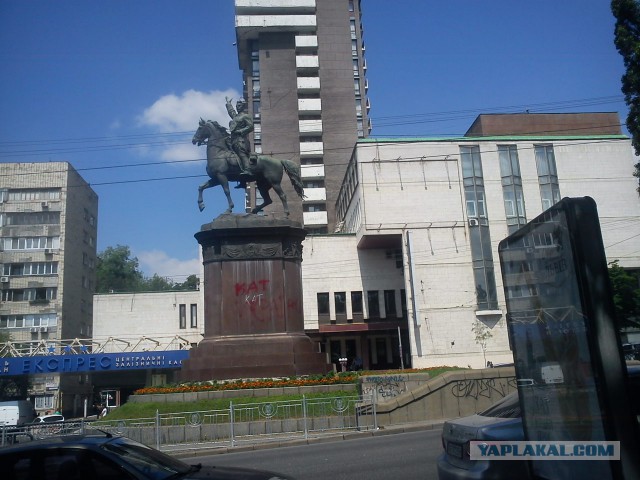 Католическая Богородица свалилась с постамента памятника Ленину в Киеве