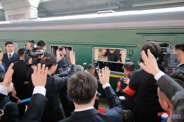 Вино, банкеты и бронированный поезд: как прошла первая зарубежная поездка Ким Чен Ына в роли лидера КНДР
