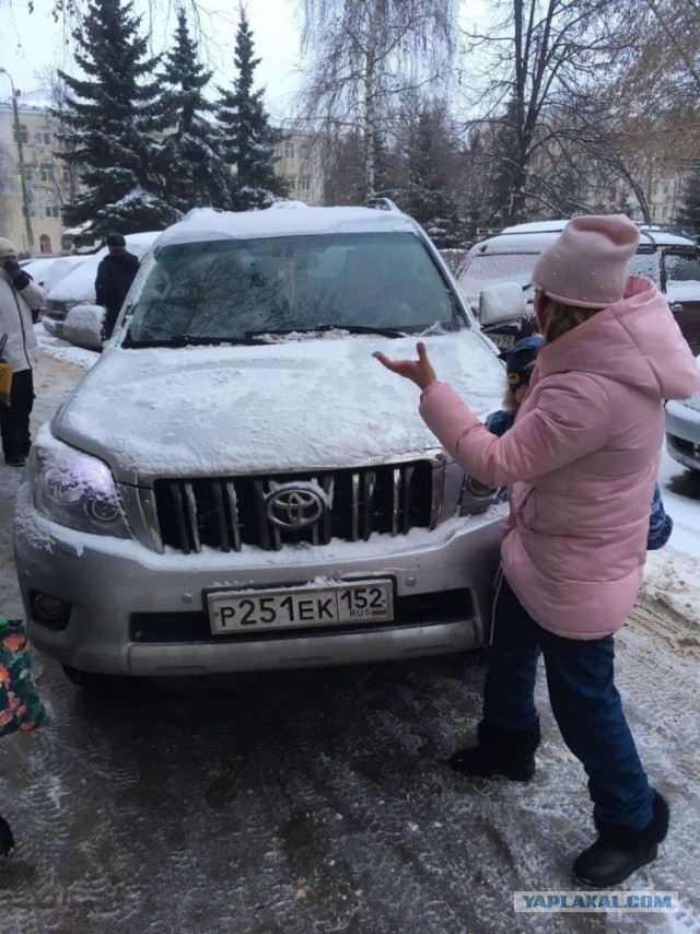 «Папа всё разрулит»: Маму с ребёнком на руках избили из-за "неправильной" парковки в Нижнем Новгороде