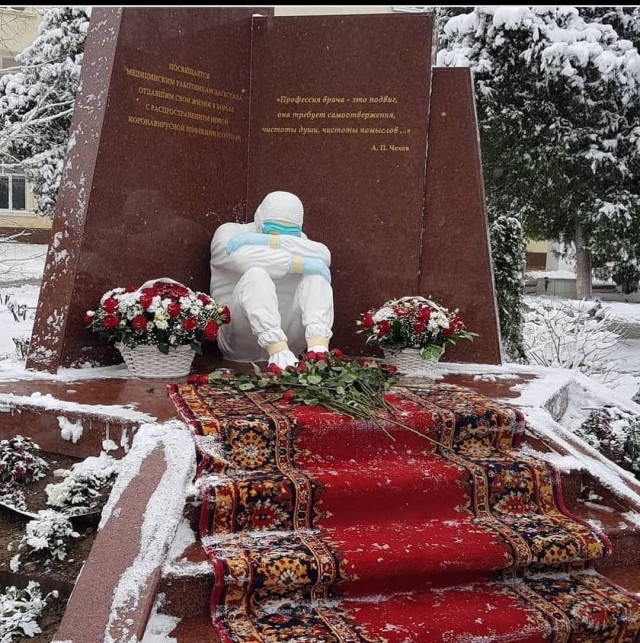 На набережной Карповки тайно открыли скульптуру «Печальный ангел» в память о погибших от коронавируса врачах