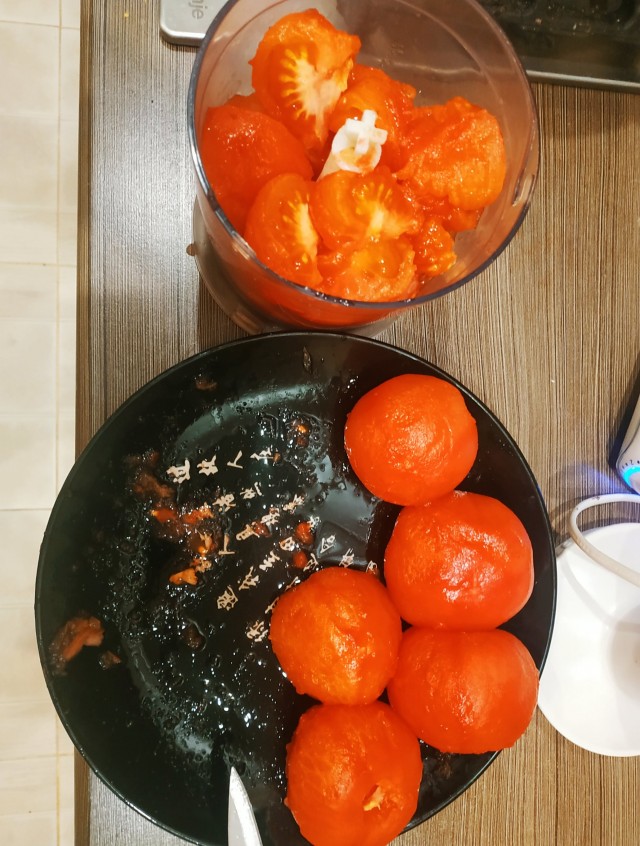 Томатный суп с колбаской и беконом