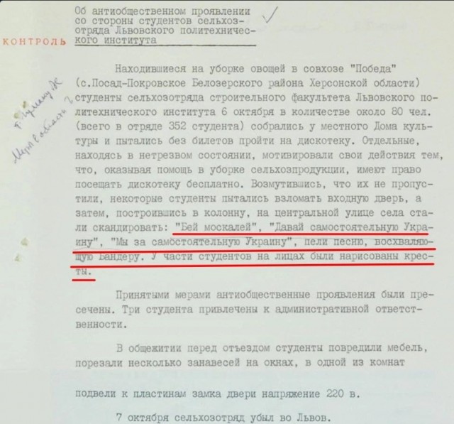 Активисты принесли дрова и бензин под посольство РФ в Киеве.
