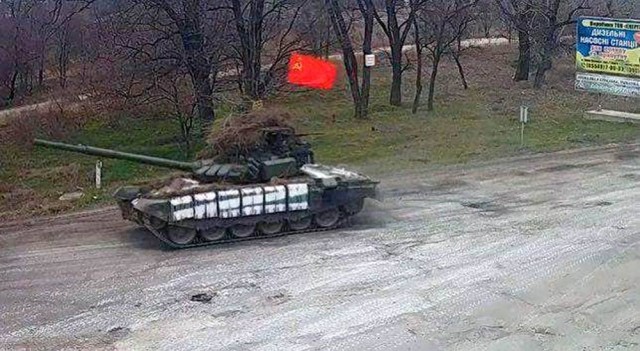 Девушка с Одессы решила восстановить памятник полководцу Георгию Жукову и наклеила на постамент его фамилию и инициалы
