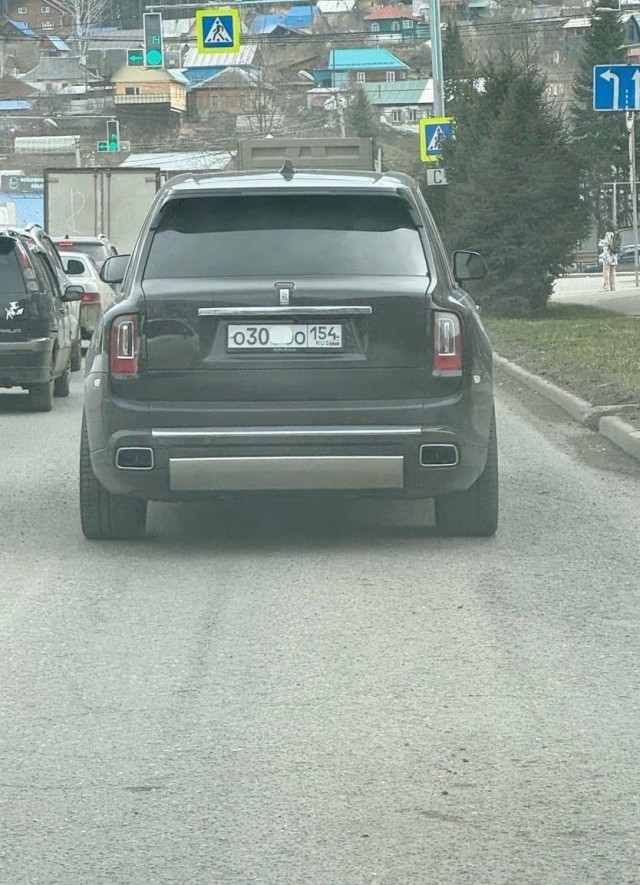 Наглого новосибирца на Rolls Royce с заклеенными номерами привлекли к ответственности. Но нашлись и защитники...