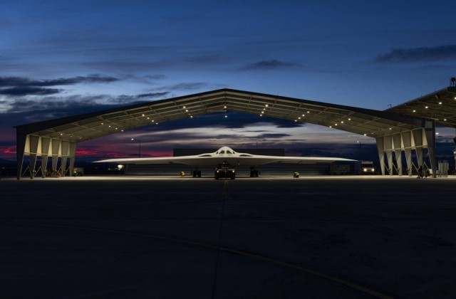 ВВС США впервые рассекретили фотографии нового стратегического бомбардировщика B-21 Raider