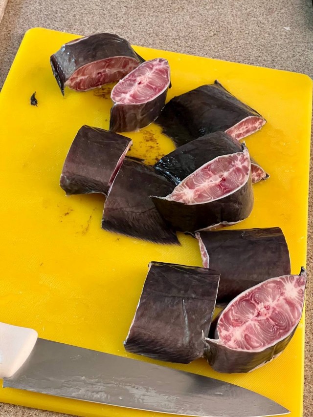 Сомики, жареные на углях
