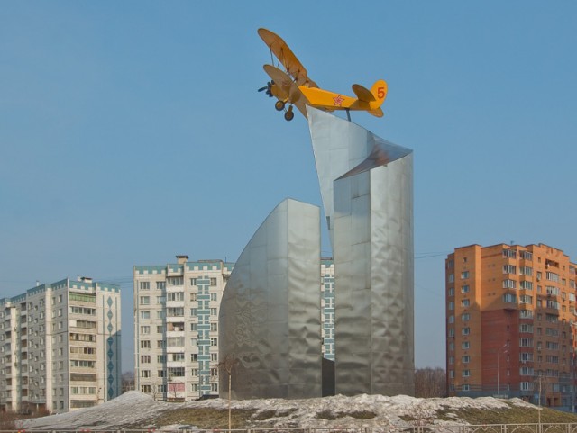 Памятник военным летчикам в Киеве.