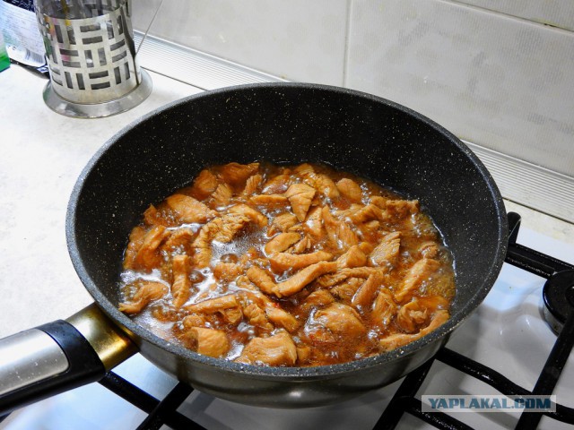 Рисовая лапша с индейкой и овощами.