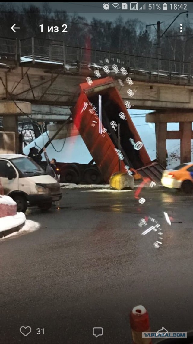 Самосвал въехал в мост!