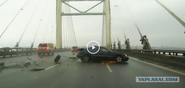 У Мерседеса на ЗСД в Петербурге заклинило колесо, водитель пытался перестроиться, ехал на аварийке, для вынужденной остановки