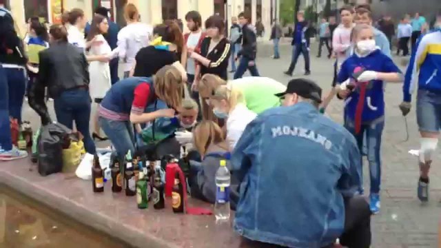 В центре Одессы задержали девушку в футболке с символикой страны агрессора (видео)