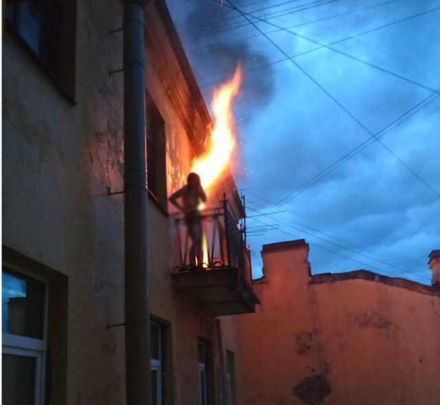 В Питере на Московском проспекте пожарные, смущаясь, спасли обнажённую девушку из огня