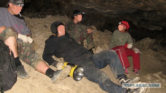 Вход в Сьяновские пещеры заварили. Для оставшихся внутри повесили на верёвке кнопочный телефон