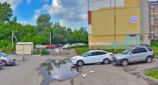 В Казани новый сосед спилил болгаркой замки на парковке, которую обустраивали жильцы дома