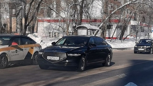 Новый "служебный" автомобиль смоленского губернатора стоит 11 млн рублей. Не поверите, но ему его тоже "подарили"