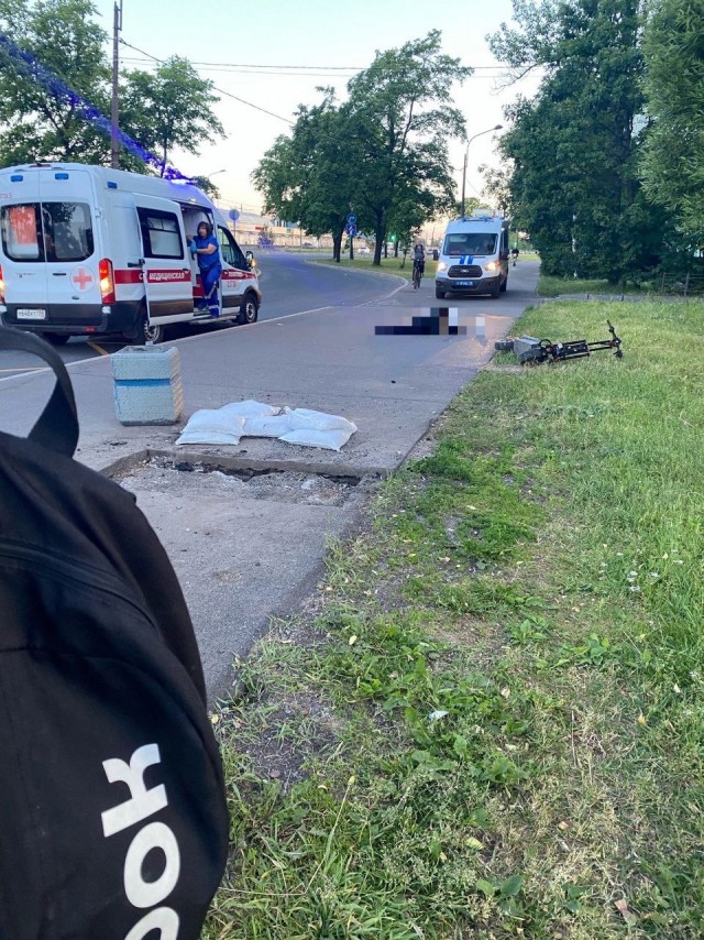 Самокатчик насмерть разбился, влетев в яму в асфальте на Народного Ополчения