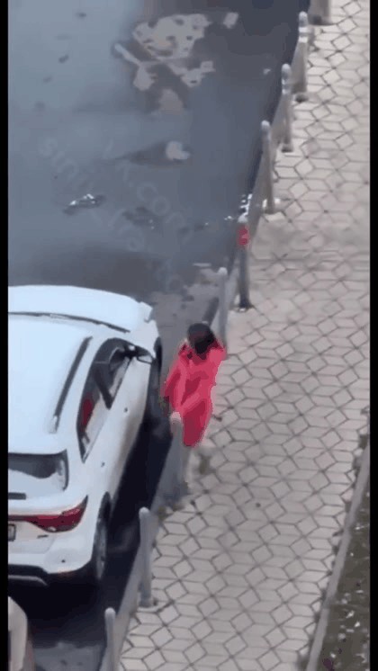 Ловко ногами работает