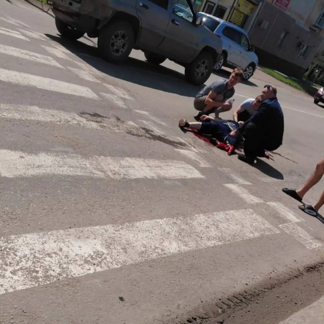 Идет с мужем и не знает, какой кошмар ее ждет через несколько секунд
