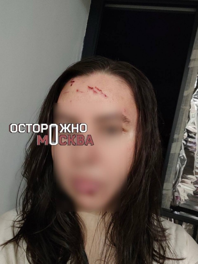 Потолок обрушился на спящую девушку в доме на севере Москвы.