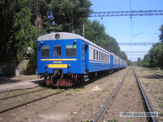 Бабуля залазит в электричку