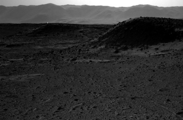 «Я хочу верить»: 12 силуэтов на снимках Марса