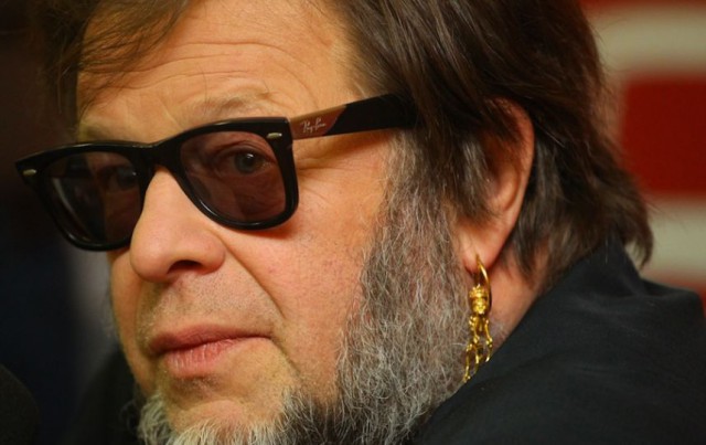 БГ поет в метро