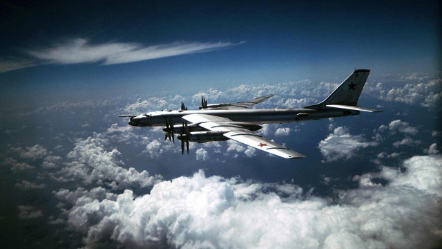 Российский истребитель Су-27 напугал шпионский самолет ВВС США над Черным морем