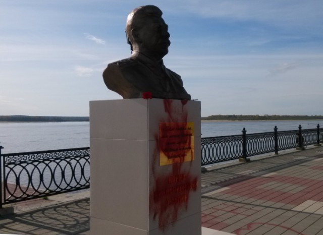 В Сургуте незаконно установили памятник Сталину