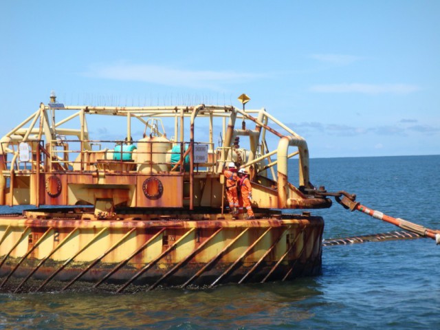 Погрузка танкера в море
