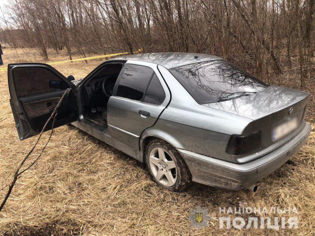 В днепропетровской области украинские полицейские подошли к затонированной в пол иномарке, дабы провести осмотр