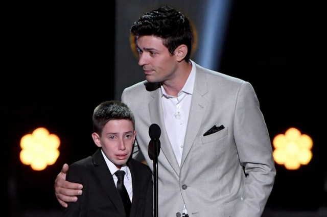 Самый эмоциональный момент церемонии награждения НХЛ: сюрприз для мальчика, у которого умерла мама