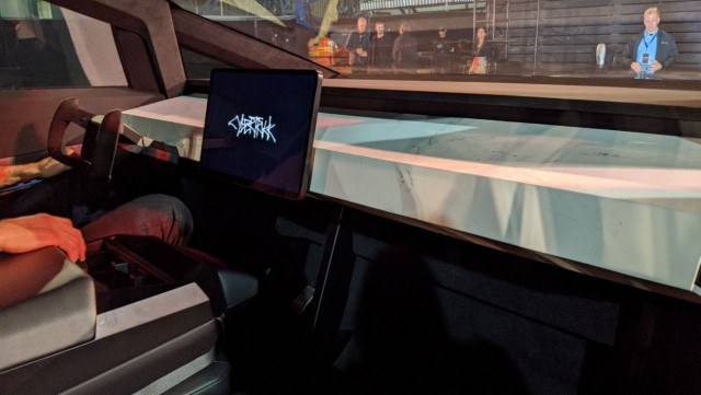 Cybertruck уже на улицах LA